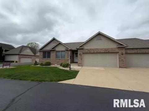 7501 N Villa Lake Dr, Peoria, IL 61614