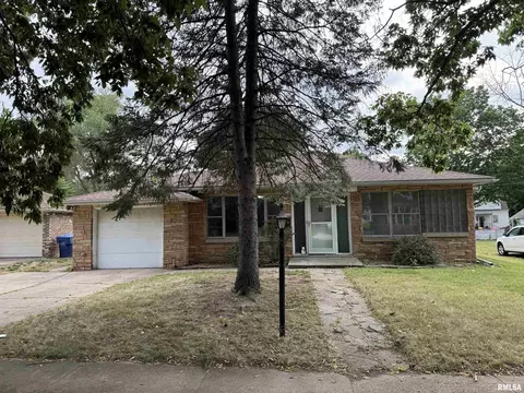 1115 S 9th St, Pekin, IL 61554