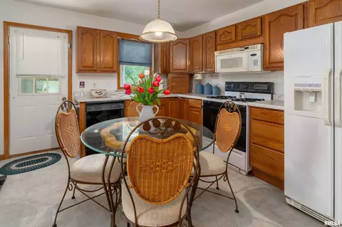 Kitchen - 909 Grant St, Eldorado, IL 62930 photo 1 of 4