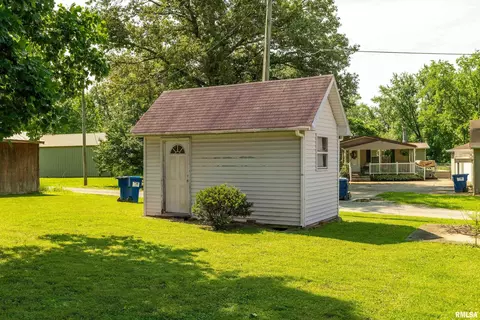 Exterior - 909 Grant St, Eldorado, IL 62930 photo 6 of 8