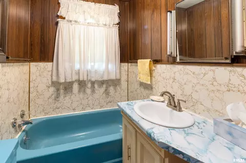 Bath - 909 Grant St, Eldorado, IL 62930 photo 1 of 3