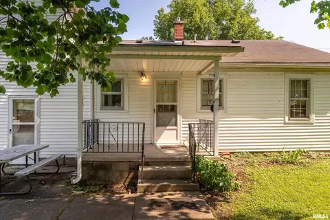 Exterior - 909 Grant St, Eldorado, IL 62930 photo 4 of 8