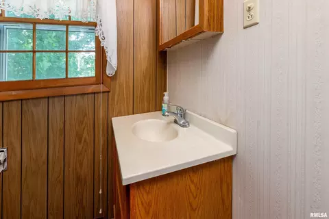 Bath - 909 Grant St, Eldorado, IL 62930 photo 3 of 3