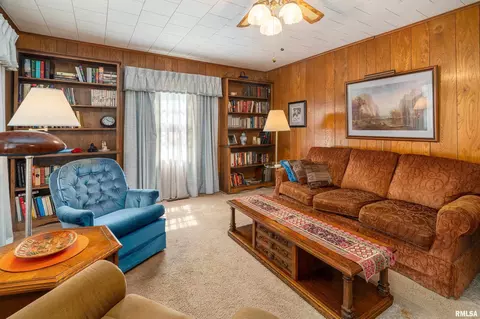 Living - 909 Grant St, Eldorado, IL 62930 photo 1 of 2
