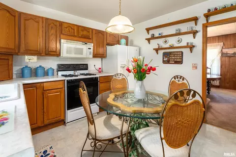 Kitchen - 909 Grant St, Eldorado, IL 62930 photo 2 of 4