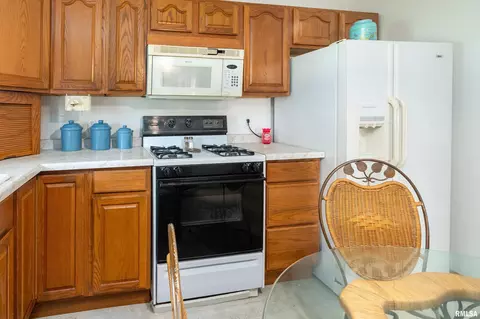 Kitchen - 909 Grant St, Eldorado, IL 62930 photo 4 of 4