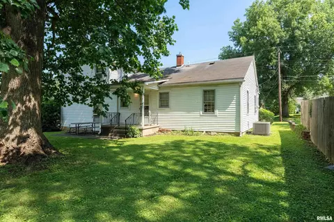 Exterior - 909 Grant St, Eldorado, IL 62930 photo 5 of 8