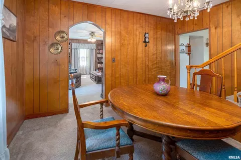 Dining - 909 Grant St, Eldorado, IL 62930 photo 2 of 3