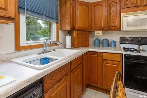 Kitchen - 909 Grant St, Eldorado, IL 62930 photo 3 of 4