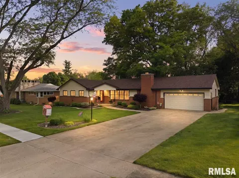 930 Birchwood Dr, Washington, IL 61571