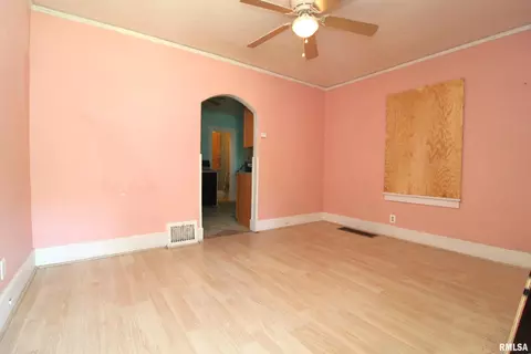 Living - 721 E Seneca Pl, Peoria, IL 61603 photo 3 of 4