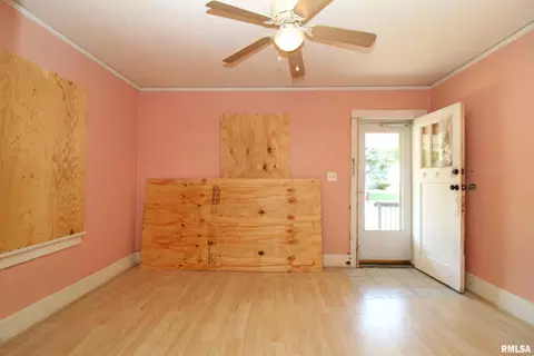 Living - 721 E Seneca Pl, Peoria, IL 61603 photo 1 of 4