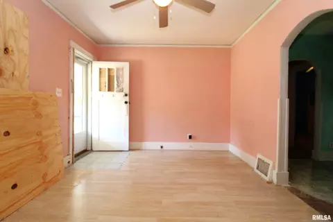 Living - 721 E Seneca Pl, Peoria, IL 61603 photo 4 of 4