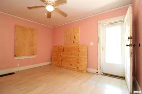 Living - 721 E Seneca Pl, Peoria, IL 61603 photo 2 of 4