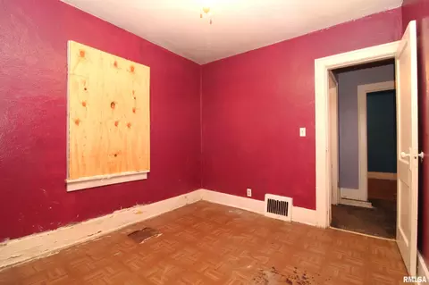 Bedroom - 721 E Seneca Pl, Peoria, IL 61603 photo 3 of 6