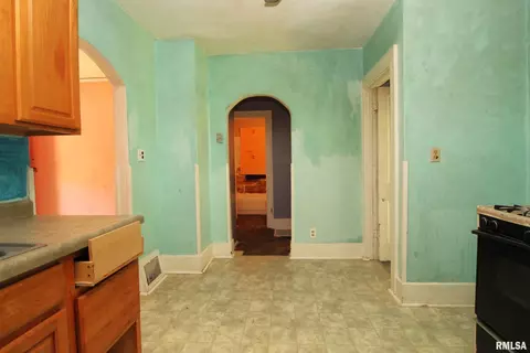 Entry Way - 721 E Seneca Pl, Peoria, IL 61603 photo 2 of 4