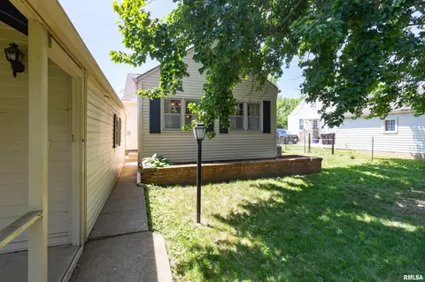 Exterior - 905 Eldridge St, Washington, IL 61571 photo 5 of 13