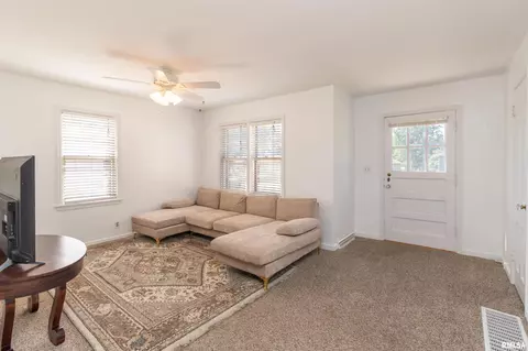 Living - 905 Eldridge St, Washington, IL 61571 photo 2 of 3