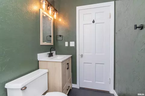 Bath - 905 Eldridge St, Washington, IL 61571 photo 2 of 2