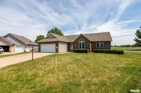 140 Heatherview Dr, East Peoria, IL 61611