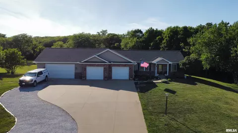 324 Casey Rd, Farmington, IL 61531