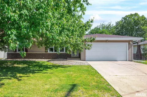 109 Pebble Ct, East Peoria, IL 61611
