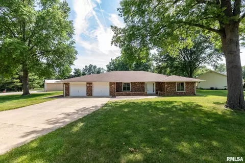 2816 Sheridan Rd, Pekin, IL 61554