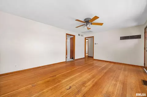 Living - 511 W Smith St, Roanoke, IL 61561 photo 3 of 3