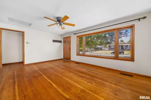 Living - 511 W Smith St, Roanoke, IL 61561 photo 2 of 3