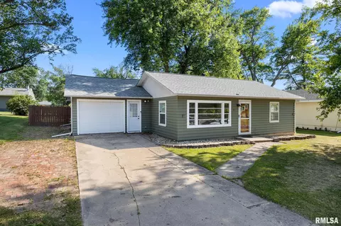 Exterior - 511 W Smith St, Roanoke, IL 61561 photo 1 of 7