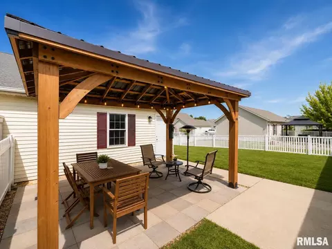 Exterior - 916 Drayton St, Normal, IL 61761 photo 4 of 11