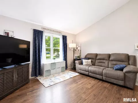 Living - 916 Drayton St, Normal, IL 61761 photo 3 of 5
