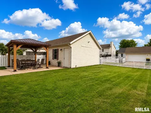 Exterior - 916 Drayton St, Normal, IL 61761 photo 6 of 11
