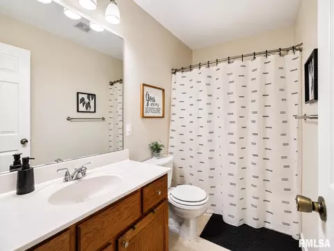 Bath - 916 Drayton St, Normal, IL 61761 photo 2 of 2