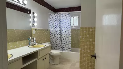 Bath - 100 Belcher Dr, Anna, IL 62906 photo 2 of 3