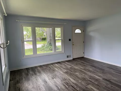 Living - 100 Belcher Dr, Anna, IL 62906 photo 2 of 6