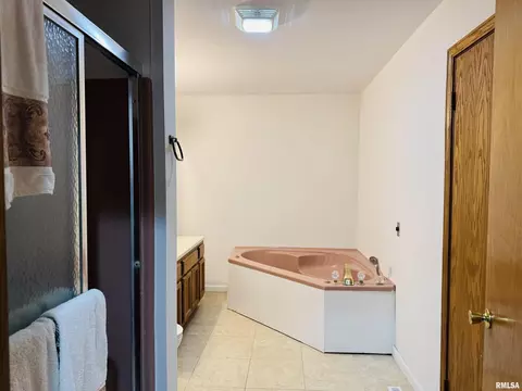 Bath - 111 Stork St, Anna, IL 62906 photo 1 of 3