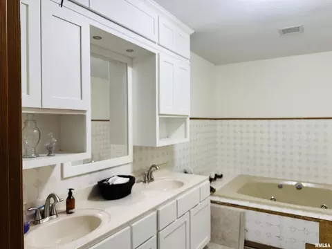 Bath - 111 Stork St, Anna, IL 62906 photo 3 of 3