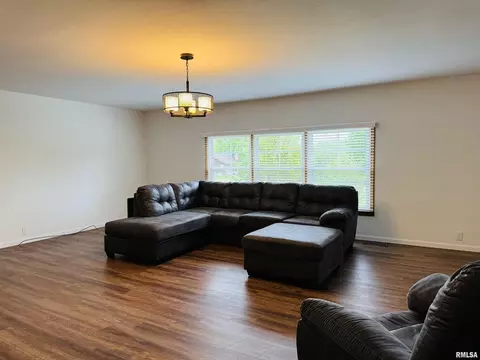 Living - 111 Stork St, Anna, IL 62906 photo 2 of 3