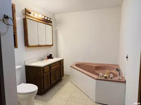 Bath - 111 Stork St, Anna, IL 62906 photo 2 of 3