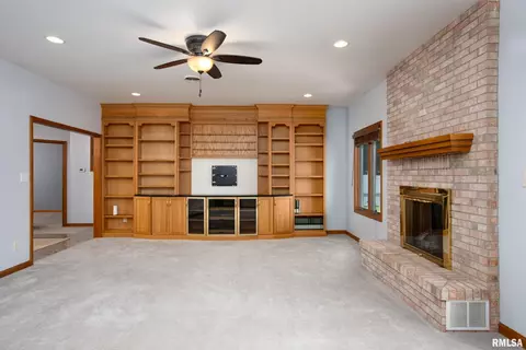 Living - 1535 Howard Rd, Marion, IL 62959 photo 1 of 3