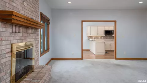 Living - 1535 Howard Rd, Marion, IL 62959 photo 2 of 3