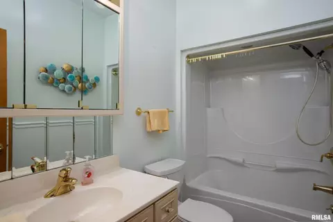 Bath - 1535 Howard Rd, Marion, IL 62959 photo 1 of 2