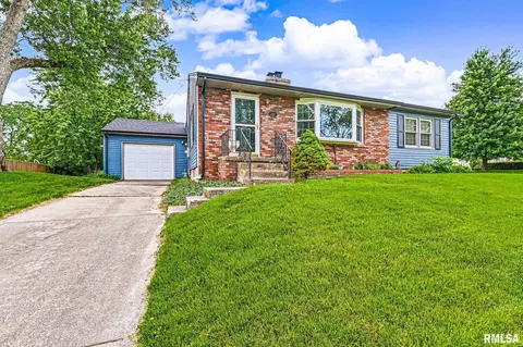 4211 N Brookmont Rd, Peoria, IL 61614