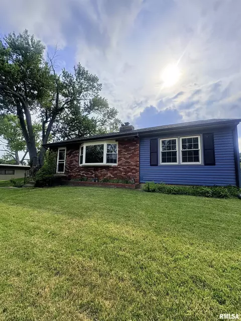 4211 N Brookmont Rd, Peoria, IL 61614