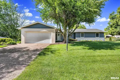 17 Marion Pt, Pekin, IL 61554