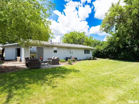 Exterior - 1103 Eagle Ave, Washington, IL 61571 photo 5 of 7