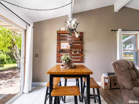 Dining - 1103 Eagle Ave, Washington, IL 61571 photo 3 of 4