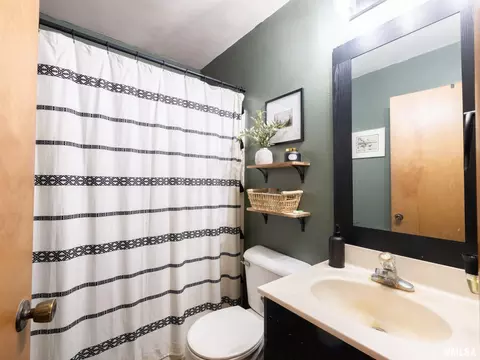 Bath - 1103 Eagle Ave, Washington, IL 61571 photo 1 of 1