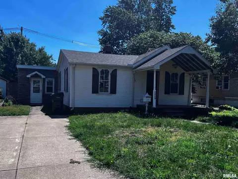 1318 S 11th St, Pekin, IL 61554